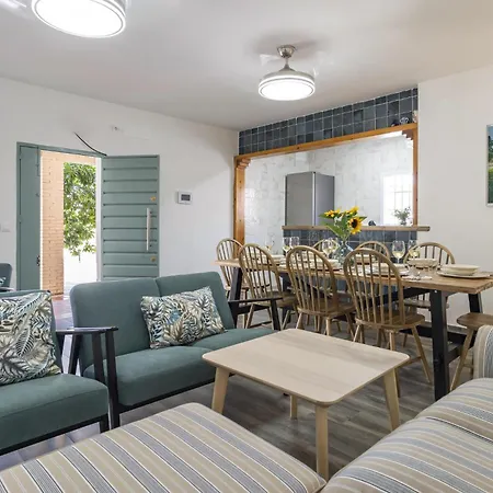 3 Bedroom Cozy In Villanueva Del Rio Y M * Villanueva del Rio y Minas